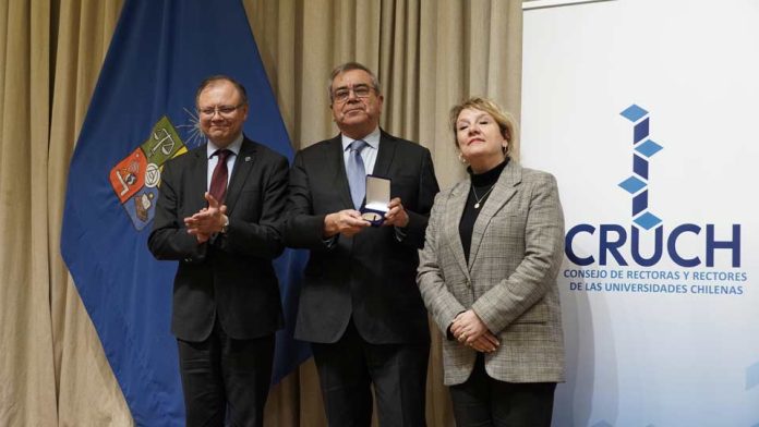 Exrector UTalca es distinguido por su trayectoria en la educación superior chilena