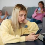 Hiperconectados: el costo invisible de vivir siempre en línea Hiperconectados: el costo invisible de vivir siempre en línea