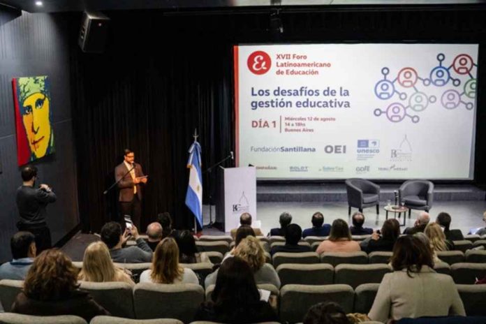 José Weinstein de la Facultad de Educación de la Universidad Diego Portales de Chile, participó del XVII Foro Latinoamericano de Educación José Weinstein de la Facultad de Educación de la Universidad Diego Portales de Chile, participó del XVII Foro Latinoamericano de Educación