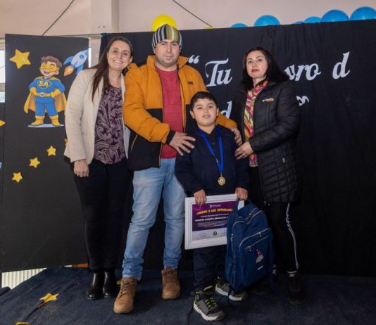 Niño de Contulmo fue premiado por lograr la mayor recuperación de asistencia a clases y viajará a Estados Unidos para conocer la NASA