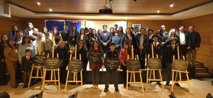 Ocho estudiantes de La Araucanía destacan a nivel nacional en iniciativa de fomento lector del Mineduc Ocho estudiantes de La Araucanía destacan a nivel nacional en iniciativa de fomento lector del Mineduc