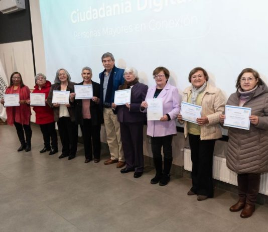 Personas mayores fortalecen su autonomía digital tras proceso formativo impulsado por la UCT y la Municipalidad de Temuco