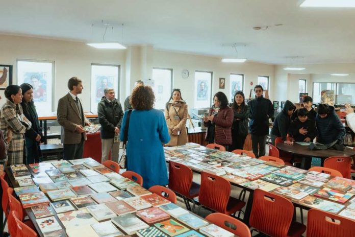 Programa Ilumina de CGE realiza aporte de libros a Colegio PuenteMaipo en Puente Alto
