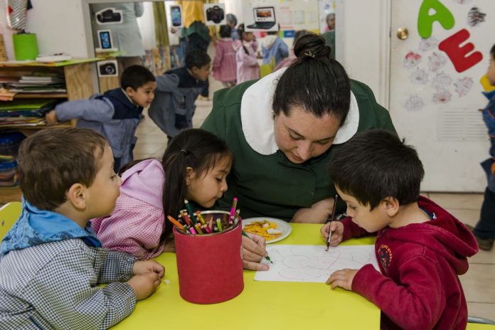 Reportaje Involucramiento familiar mejora el aprendizaje infantil y aumenta la asistencia al jardín Reportaje | Involucramiento familiar mejora el aprendizaje infantil y aumenta la asistencia al jardín