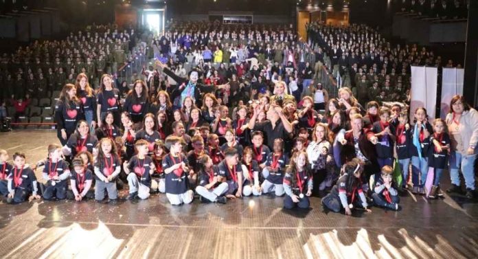 142 cursos de 12 regiones bailaron para aprender a protegerse la premiación de “Mi Mundo Seguro” fue una verdadera fiesta para los niños 142 cursos de 12 regiones bailaron para aprender a protegerse: la premiación de “Mi Mundo Seguro” fue una verdadera fiesta para los niños