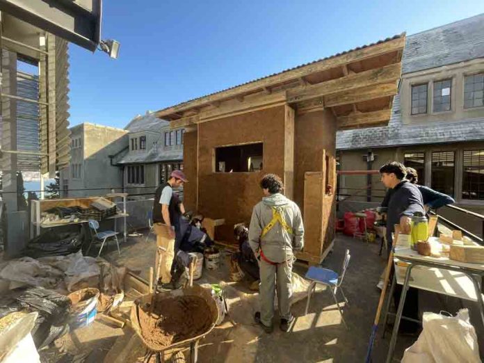 Arquitectura USM impulsa construcción sustentable y levanta refugio para estudiantes con técnica ancestral