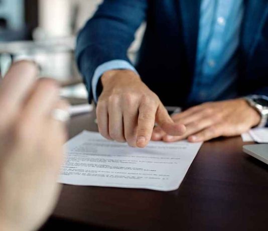 Contratar un seguro sin entenderlo: el problema que enfrenta el 73% de los chilenos Contratar un seguro sin entenderlo: el problema que enfrenta el 73% de los chilenos