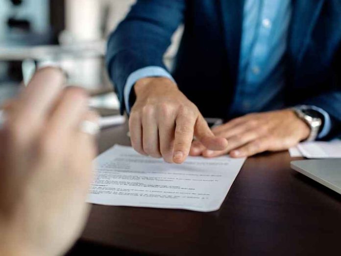 Contratar un seguro sin entenderlo el problema que enfrenta el 73% de los chilenos Contratar un seguro sin entenderlo: el problema que enfrenta el 73% de los chilenos