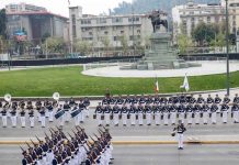 Desfile en honor a las Glorias del Ejército de Providencia se realizó por primera vez frente al monumento al General Baquedano