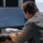 Día del Programador: la IA cambia las reglas para los desarrolladores, pero en Chile no acaba con su demanda