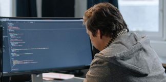 Día del Programador: la IA cambia las reglas para los desarrolladores, pero en Chile no acaba con su demanda