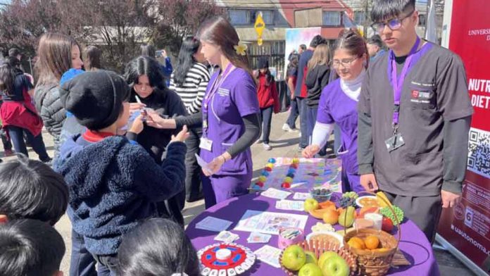 Estudiantes de Nutrición de la U. Autónoma de Chile participan en jornada de salud integral en el Colegio Mundo Mágico