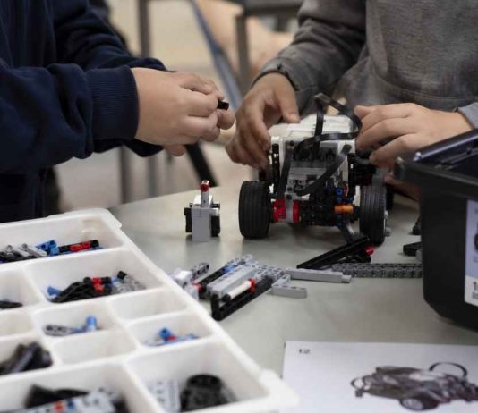 Innovación educativa con impacto: cómo el teatro, el skate y la robótica desarrollan habilidades socioemocionales