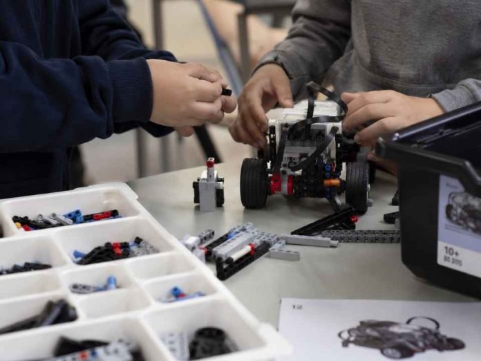 Innovación educativa con impacto cómo el teatro, el skate y la robótica desarrollan habilidades socioemocionales Innovación educativa con impacto: cómo el teatro, el skate y la robótica desarrollan habilidades socioemocionales