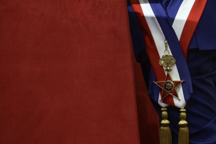 La piocha presidencial, metales historia de Chile De una moneda de oro a la piocha presidencial, los metales que cuentan la historia de Chile