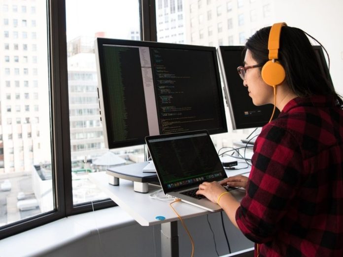 Mes del Programador la IA cambia las reglas para los desarrolladores, pero en Chile no acaba con su demanda Mes del Programador: la IA cambia las reglas para los desarrolladores, pero en Chile no acaba con su demanda