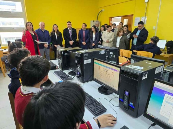 Ministra Arzola “Nuestro objetivo desde que llegamos al gobierno es ponernos al servicio de quienes se desempeñan en las escuelas” Ministra Arzola: “Nuestro objetivo desde que llegamos al gobierno es ponernos al servicio de quienes se desempeñan en las escuelas”
