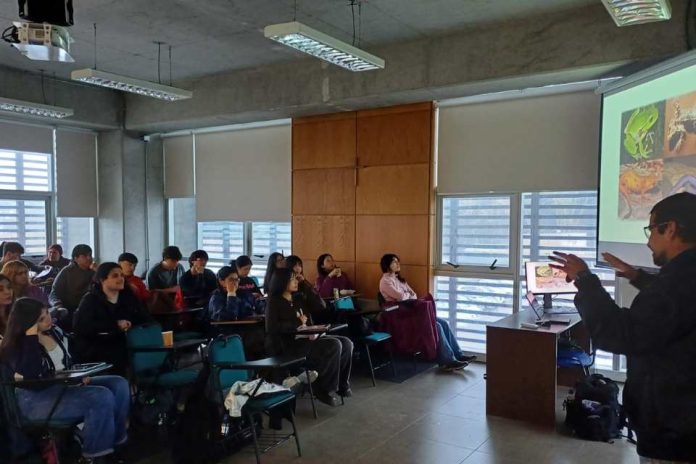 Redes de colaboración acercan la paleontología a estudiantes de la Facultad de Ciencias UCSC