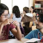 Tras preocupante informe de la OCDE sobre Chile: ¿Basta con tener más profesores? El desafío de asegurar calidad en las salas de clase