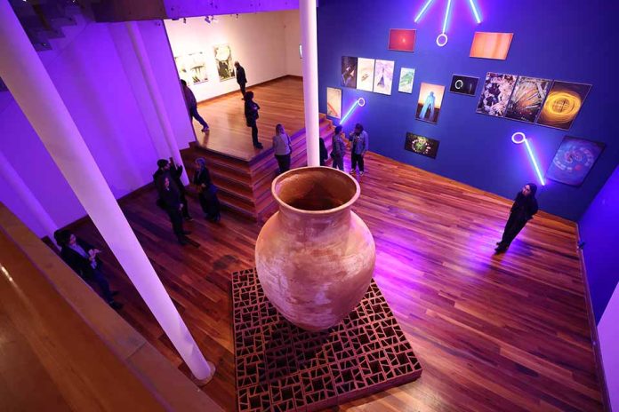 UC inaugura la mayor exposición de arte  contemporáneo de su historia, con más de 40  obras de artistas de 12 países 