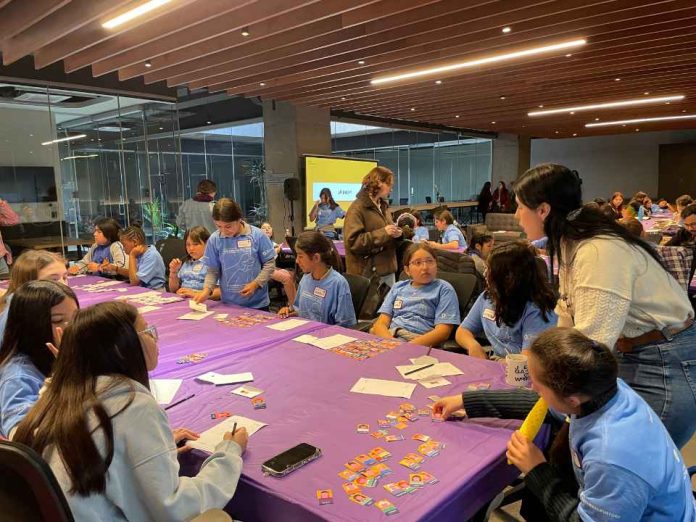 Data Observatory reunió a 46 niñas escolares para aprender las bases de la programación Data Observatory reunió a 46 niñas escolares para aprender las bases de la programación