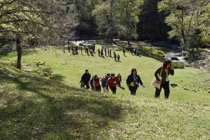 Estudiantes TP protagonizaron primera Cumbre Regional de Turismo y Hotelería de Montaña en Lonquimay Estudiantes TP protagonizaron primera Cumbre Regional de Turismo y Hotelería de Montaña en Lonquimay