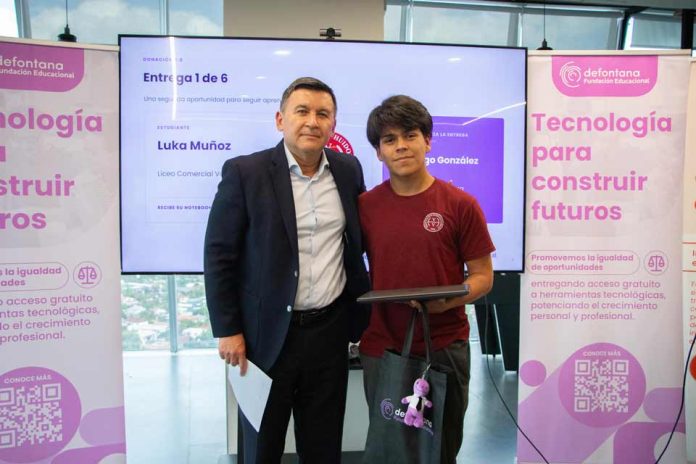 Fundación Defontana da una segunda vida a sus notebooks y los entrega a estudiantes técnico-profesionales