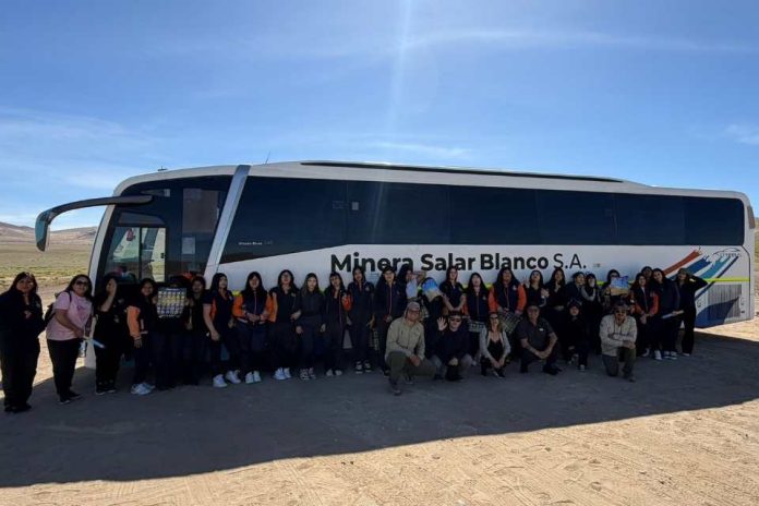 Minera Salar Blanco y CORPROA impulsan colaboración para acercar el Desierto Florido a estudiantes de Copiapó