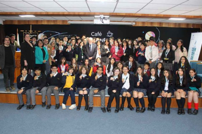 Dr. José Maza compartió un Café Científico con finalistas de las III Olimpiadas de Ciencias del Liceo Pablo Neruda Dr. José Maza compartió un Café Científico con finalistas de las III Olimpiadas de Ciencias del Liceo Pablo Neruda