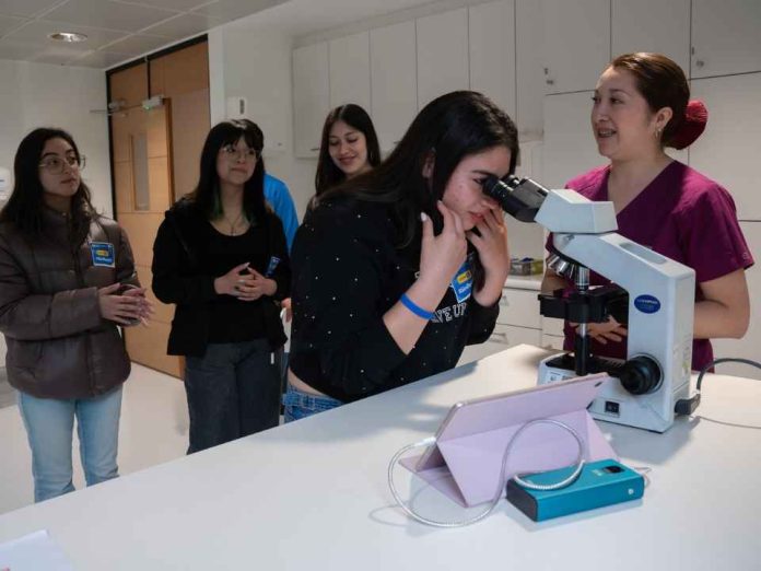 Por un día, escolares de La Araucanía descubrieron cómo es formarse en el área de la salud Por un día, escolares de La Araucanía descubrieron cómo es formarse en el área de la salud
