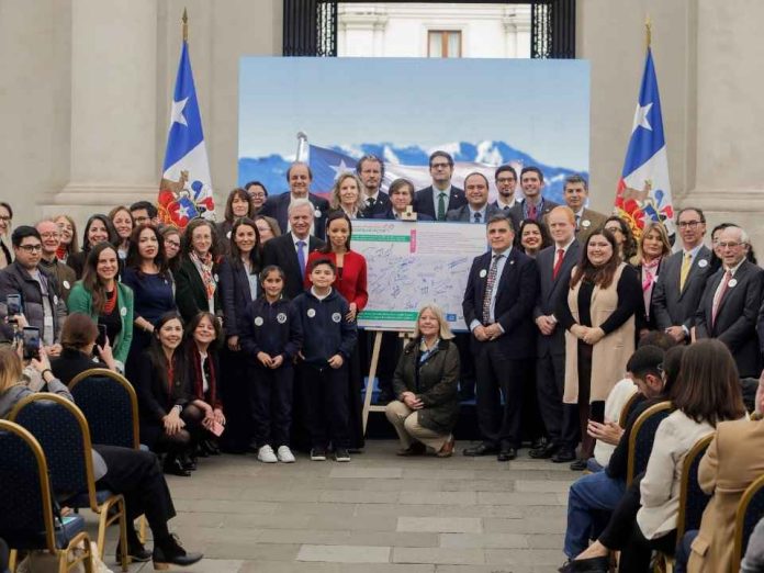 Presidente de la República y ministra de Educación firmaron Compromiso Nacional por el Aprendizaje Lector