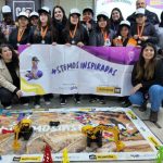 STEMos Inspiradas Niñas de Los Andes exploran la ciencia y la tecnología operando equipos Caterpillar a escala