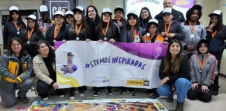 STEMos Inspiradas Niñas de Los Andes exploran la ciencia y la tecnología operando equipos Caterpillar a escala