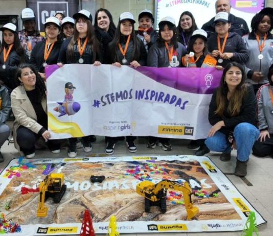 STEMos Inspiradas Niñas de Los Andes exploran la ciencia y la tecnología operando equipos Caterpillar a escala
