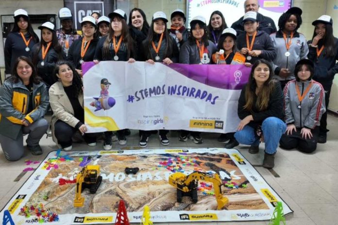 STEMos Inspiradas Niñas de Los Andes exploran la ciencia y la tecnología operando equipos Caterpillar a escala STEMos Inspiradas Niñas de Los Andes exploran la ciencia y la tecnología operando equipos Caterpillar a escala