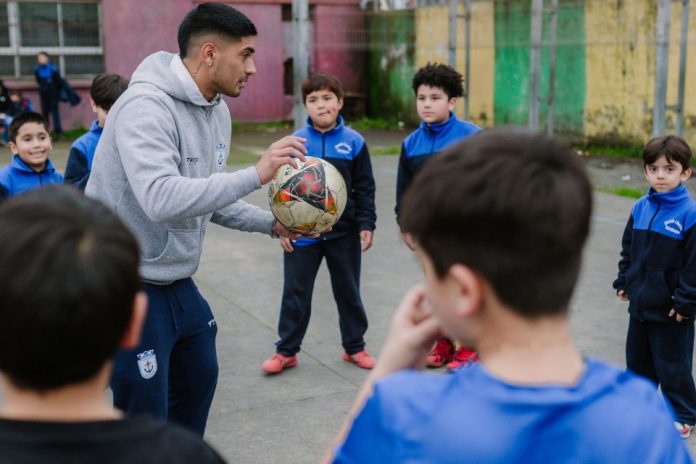 SVTI y Naval de Talcahuano acercan el deporte a más de 120 estudiantes