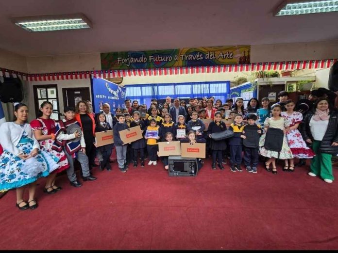 Seremi de Educación entregó equipamiento tecnológico a la Escuela Nueva República de Hualqui