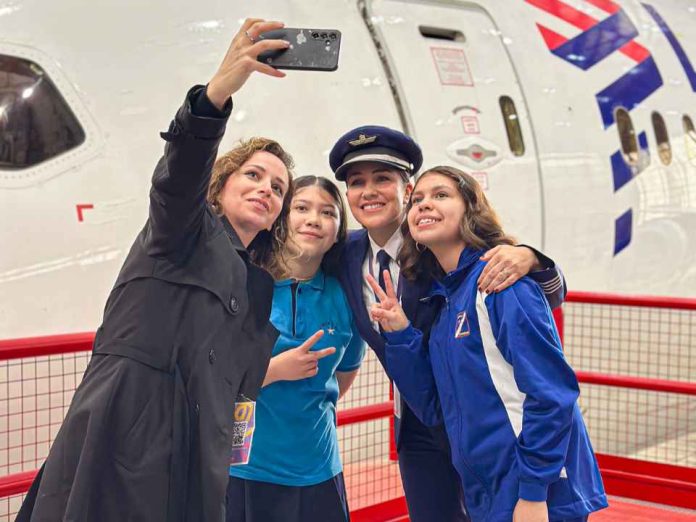 base de mantenimiento de LATAM alianza con Inspiring Girls Cerca de 400 niñas han pasado por la base de mantenimiento de LATAM en cinco años de alianza con Inspiring Girls